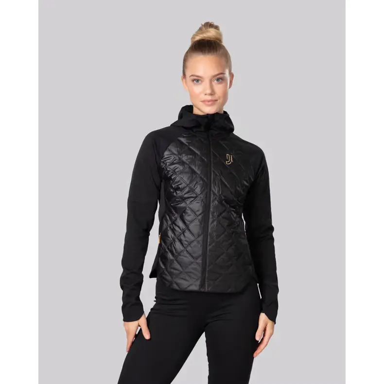 Funkční zateplená vodoodpudivá a zároveň velice ženská bunda pro všechny tvoje podzimní a jarní venkovní aktivity.  Johaug je mladá norská značka, která se dělá vše pro to, abys mohla být nádherná a ženská a zároveň sebevědomě podávat vrcholové výkony v kterémkoli sportu si zamaneš. Inspirací je Therese Johaug, čtrnáctinásobná mistryně světa a čtyřnásobná olympijská vítězka v běhu na lyžích.