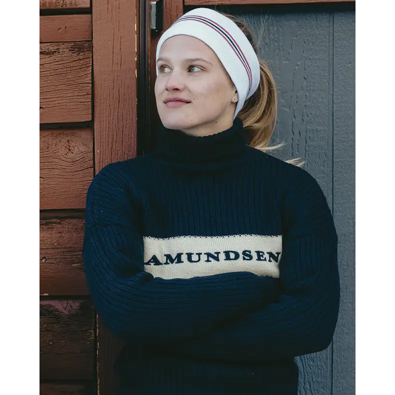 Značka Amundsen není o soutěžení. Není potřeba být nejrychlejší lyžař, nejodvážnější horolezec, nejlepší sportovec. Tahle značka je o pocitu, že si můžeš užívat svět venku, ať jsi kdekoliv a podmínky jsou jakékoliv. Je o kvalitě, tradici a spolehlivosti, která se ale nebojí využít nejmodernější technologie pro vylepšení sebe sama. Jde o dobrodružství a zábavu, ne o výkony.