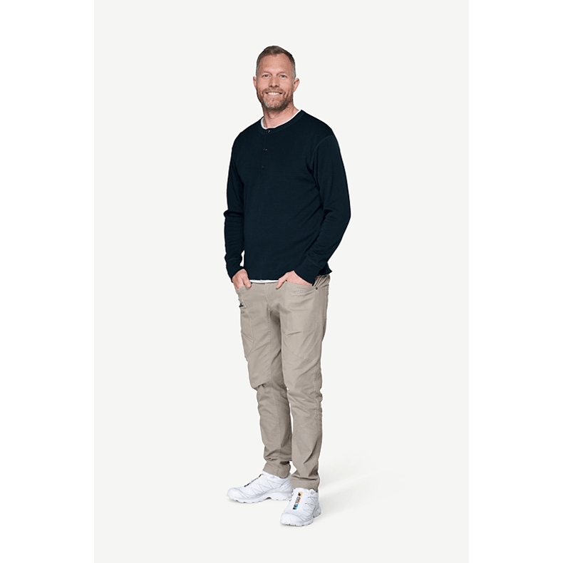 Pánský model oblečen v retro triko s dlouhým rukávem a krátkou knoflíkovou légou nejkvalitnější merino vlny.