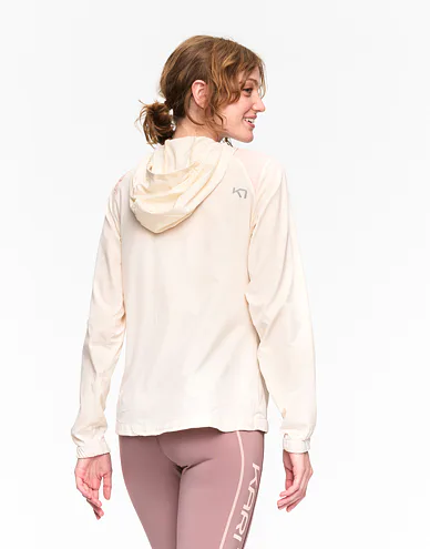 623100-bwhite-model-2_1.jpg