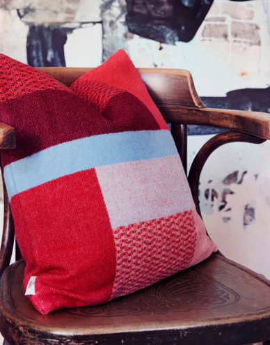 roros-tweed-mikkel-kissen-50-x-50-cm-rot-situation-1_1.jpg