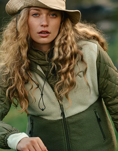 karitraa-ss23-commercial-622964-twee-623259-tweed-621528-oat_4.jpg