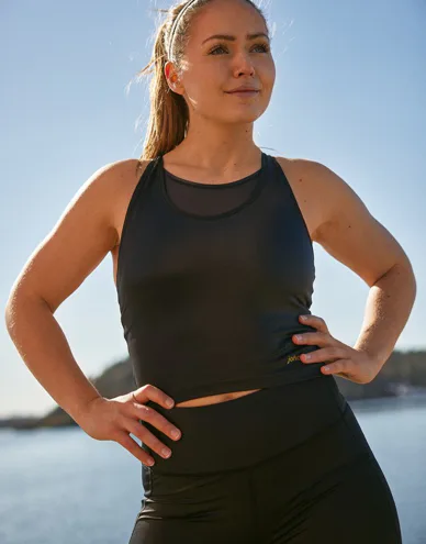 221024-training-top-black-commercial-1_1.JPG