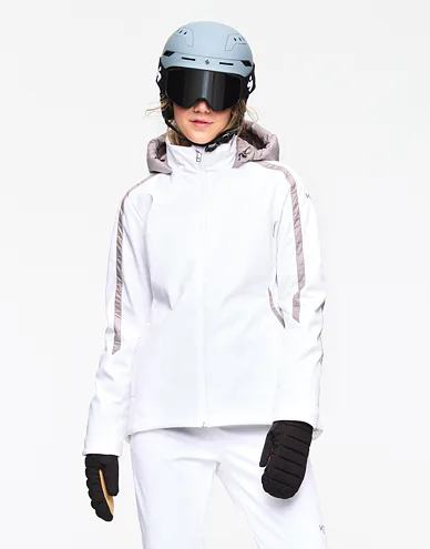 623080-bwhite-model-1_1.jpg